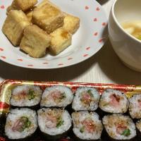 お寿司、カリカリ厚揚げ焼き、ネギのお味噌汁、お肉と残り野菜の卵とじ